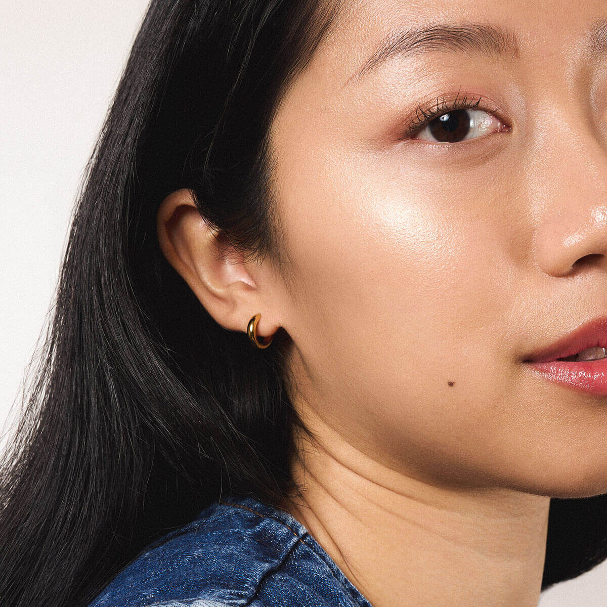 Bold Huggie Hoops in Titanium - Gold - On Model